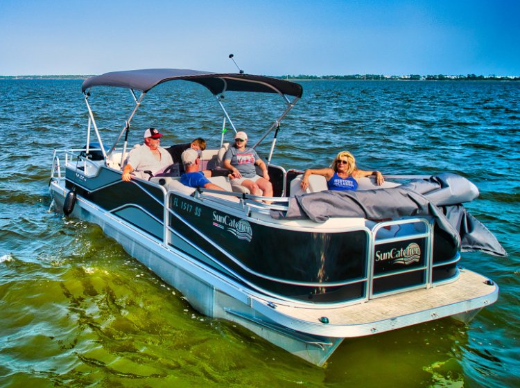 Family enjoying pontoon boat from Pirates Cover Pontoon Rental